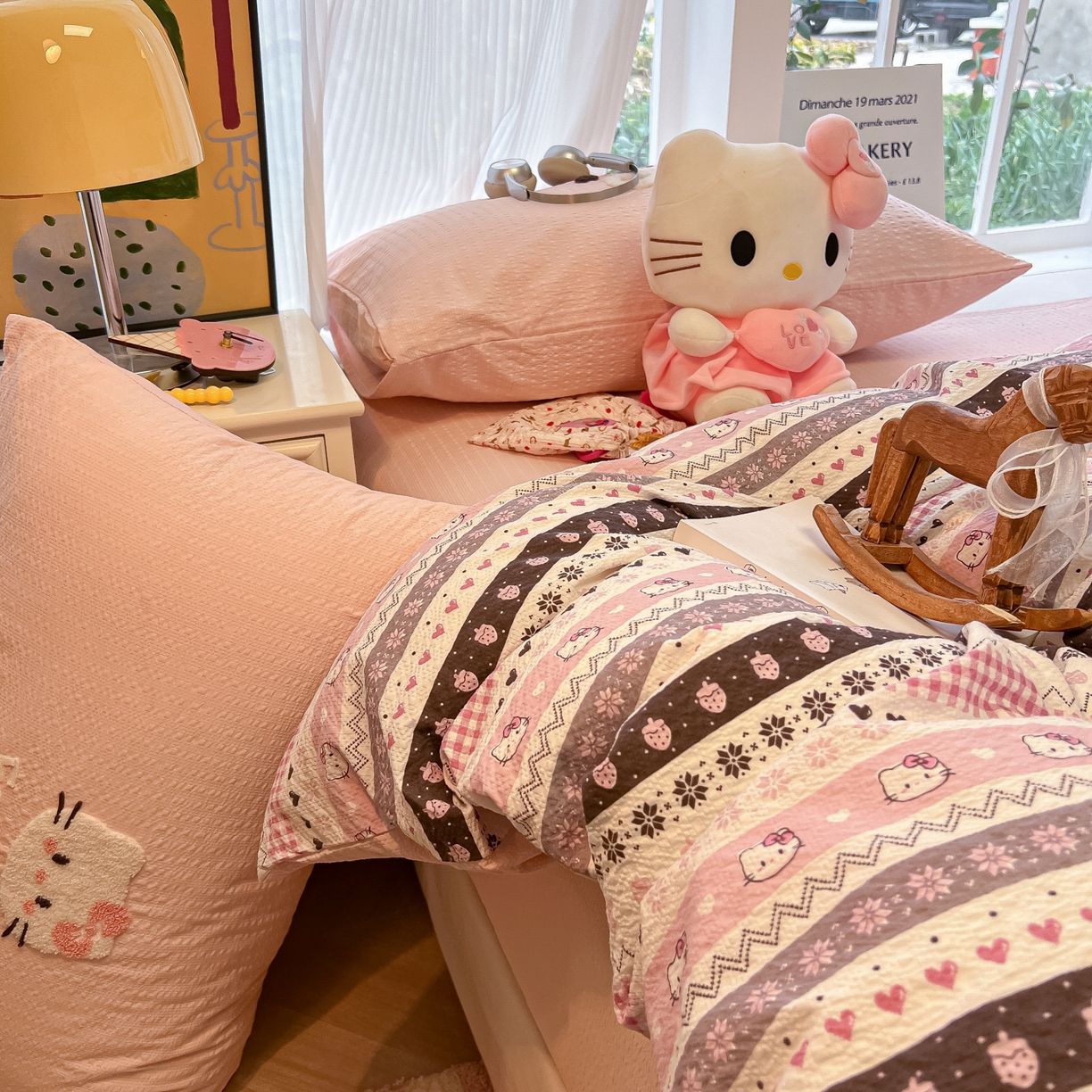 91家纺网 家纺一手货源 找家纺 韩巢家纺 2026新款泡芙纱费尔岛毛巾绣四件套 小猫集-粉-毛巾绣