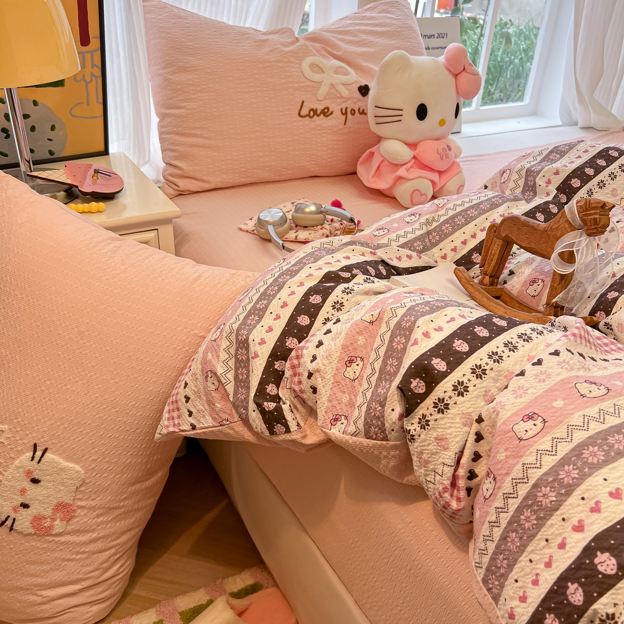 91家纺网 家纺一手货源 找家纺 韩巢家纺 2026新款泡芙纱费尔岛毛巾绣四件套 小猫集-粉-毛巾绣