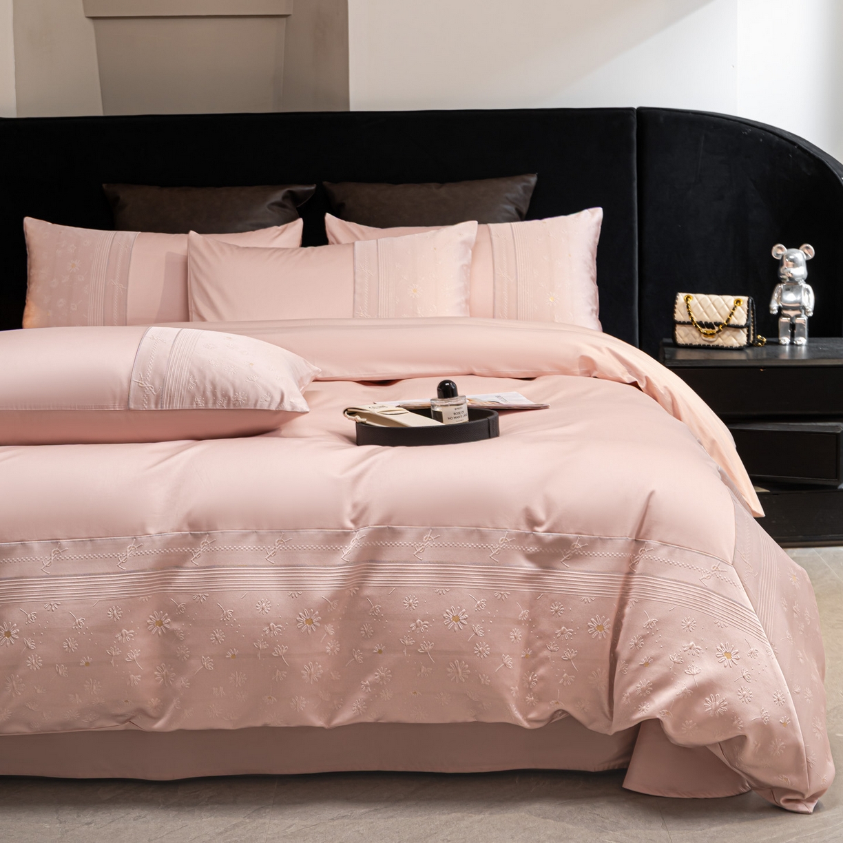 91家纺网 家纺一手货源 找家纺 女子家纺 2026春夏新款全棉纯棉刺绣拼角四件套-缦悦系列 缦悦-嫩粉色