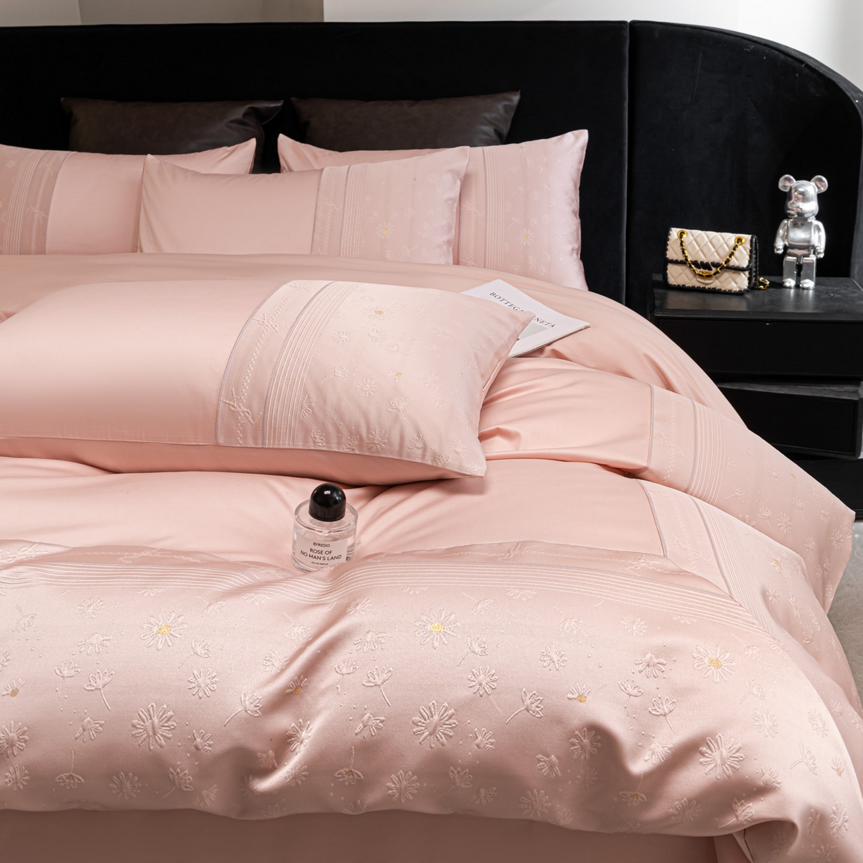 91家纺网 家纺一手货源 找家纺 女子家纺 2026春夏新款全棉纯棉刺绣拼角四件套-缦悦系列 缦悦-嫩粉色