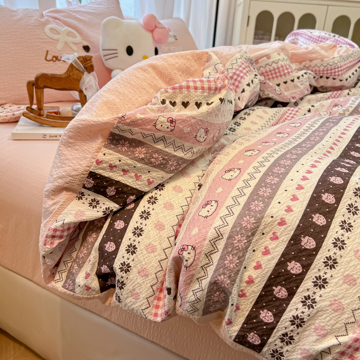 91家纺网 家纺一手货源 找家纺 韩巢家纺 2026新款泡芙纱费尔岛毛巾绣四件套 小猫集-粉-毛巾绣