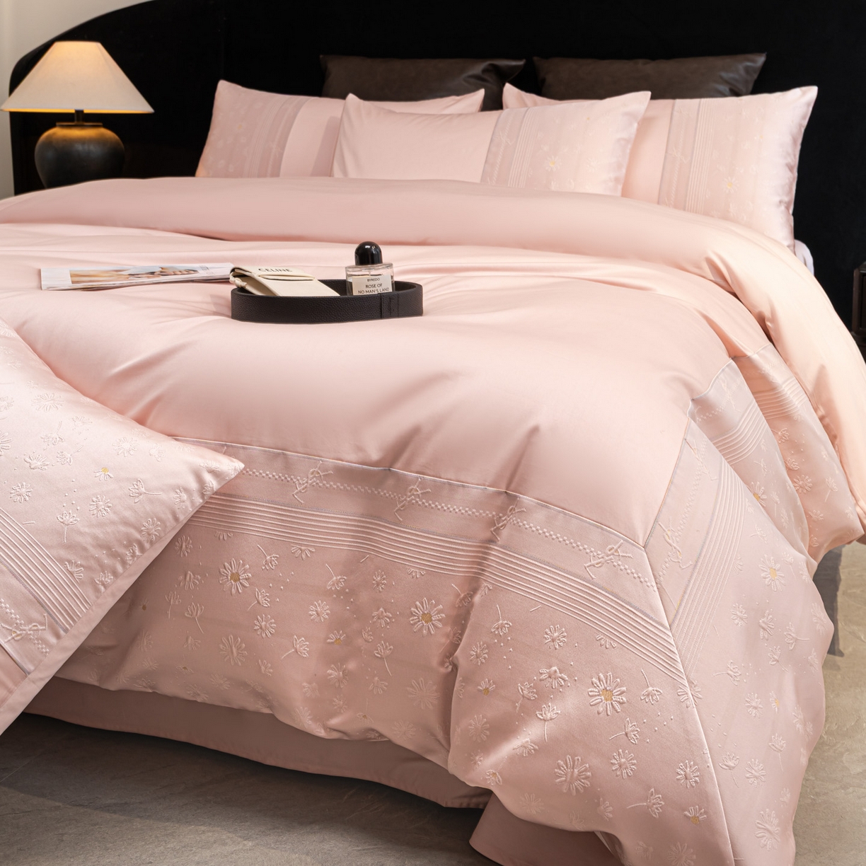 91家纺网 家纺一手货源 找家纺 女子家纺 2026春夏新款全棉纯棉刺绣拼角四件套-缦悦系列 缦悦-嫩粉色