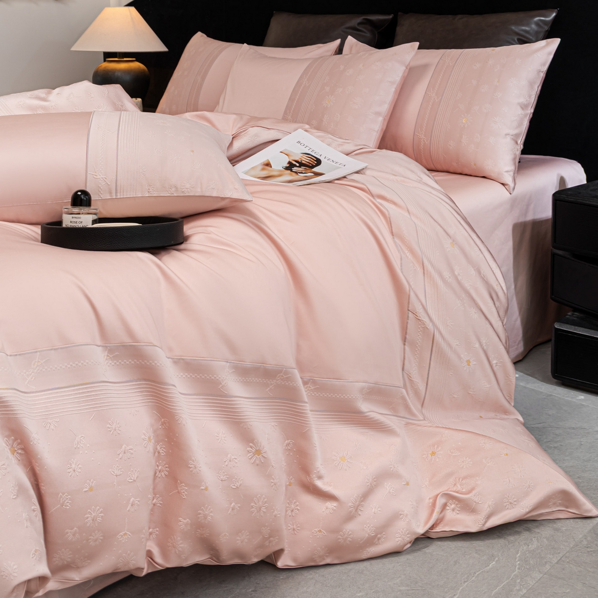 91家纺网 家纺一手货源 找家纺 女子家纺 2026春夏新款全棉纯棉刺绣拼角四件套-缦悦系列 缦悦-嫩粉色