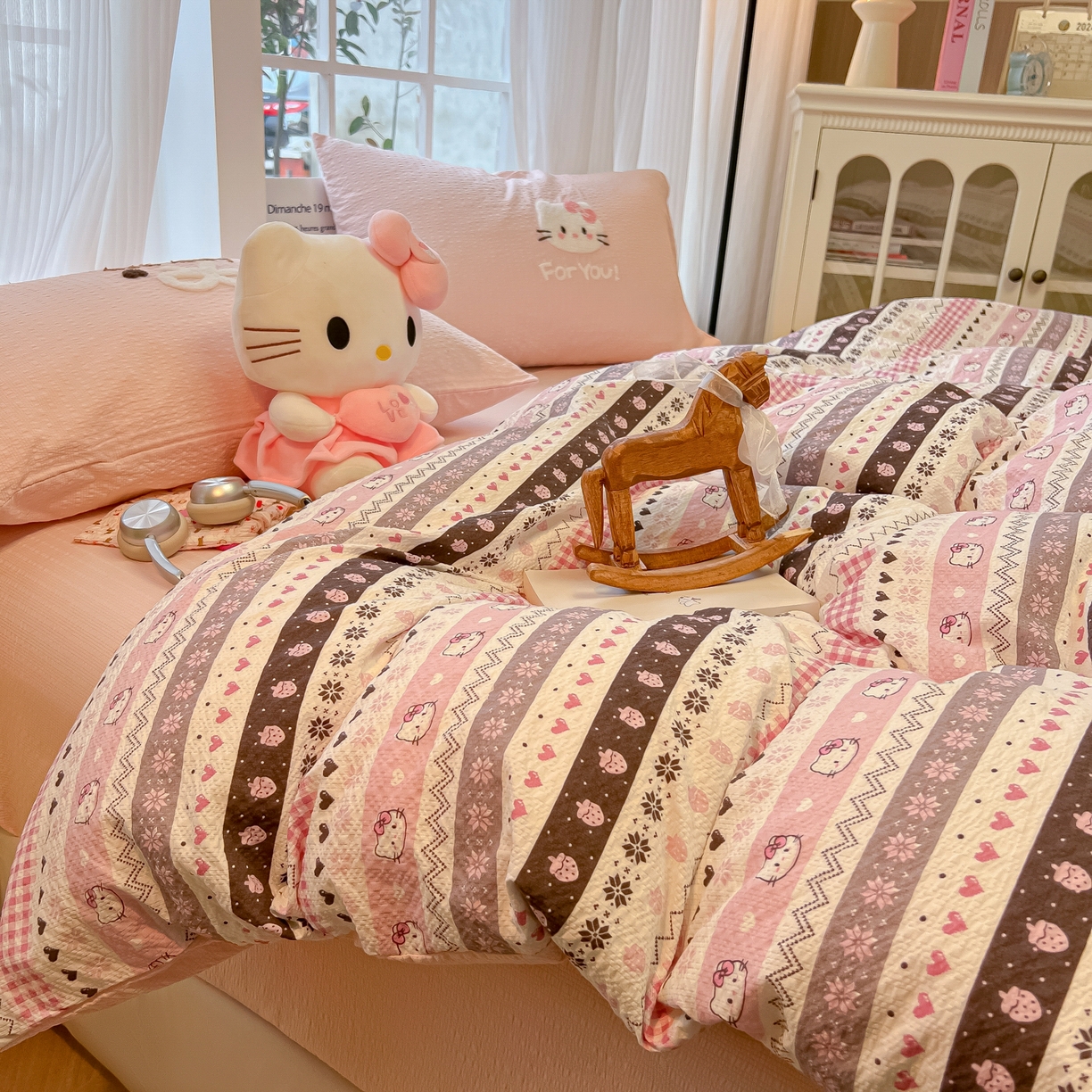 91家纺网 家纺一手货源 找家纺 韩巢家纺 2026新款泡芙纱费尔岛毛巾绣四件套 小猫集-粉-毛巾绣