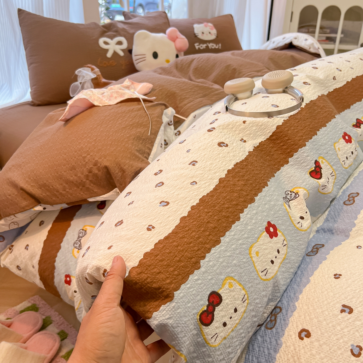 91家纺网 家纺一手货源 找家纺 韩巢家纺 2026新款泡芙纱费尔岛毛巾绣四件套 可可小猫条-毛巾绣