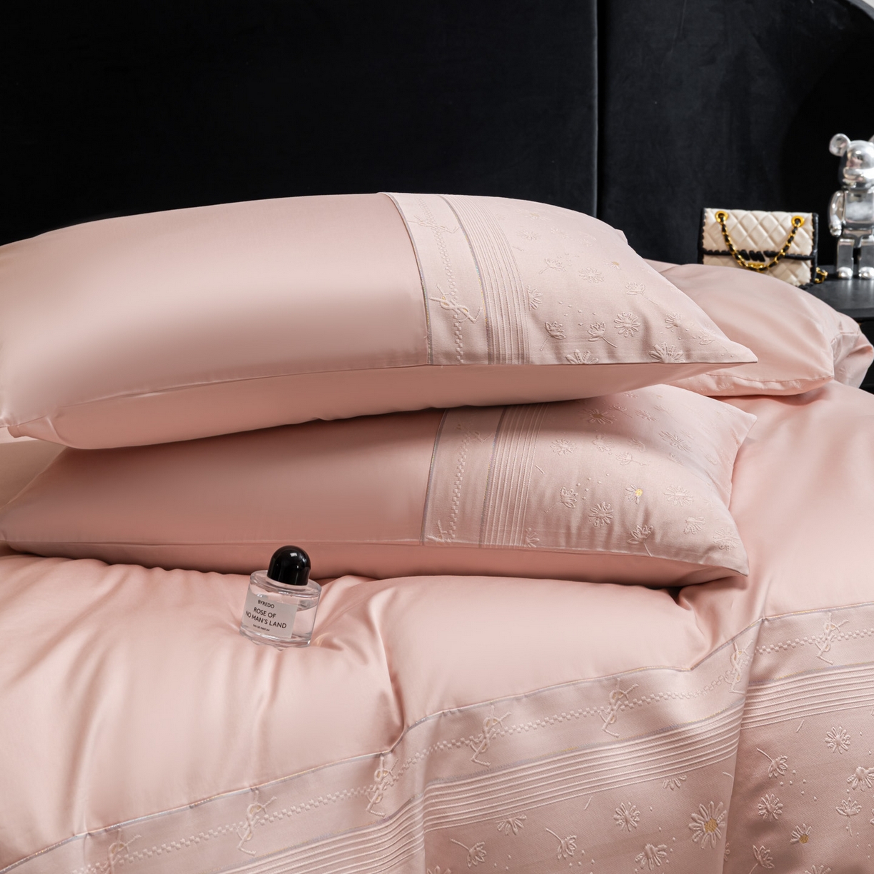 91家纺网 家纺一手货源 找家纺 女子家纺 2026春夏新款全棉纯棉刺绣拼角四件套-缦悦系列 缦悦-嫩粉色