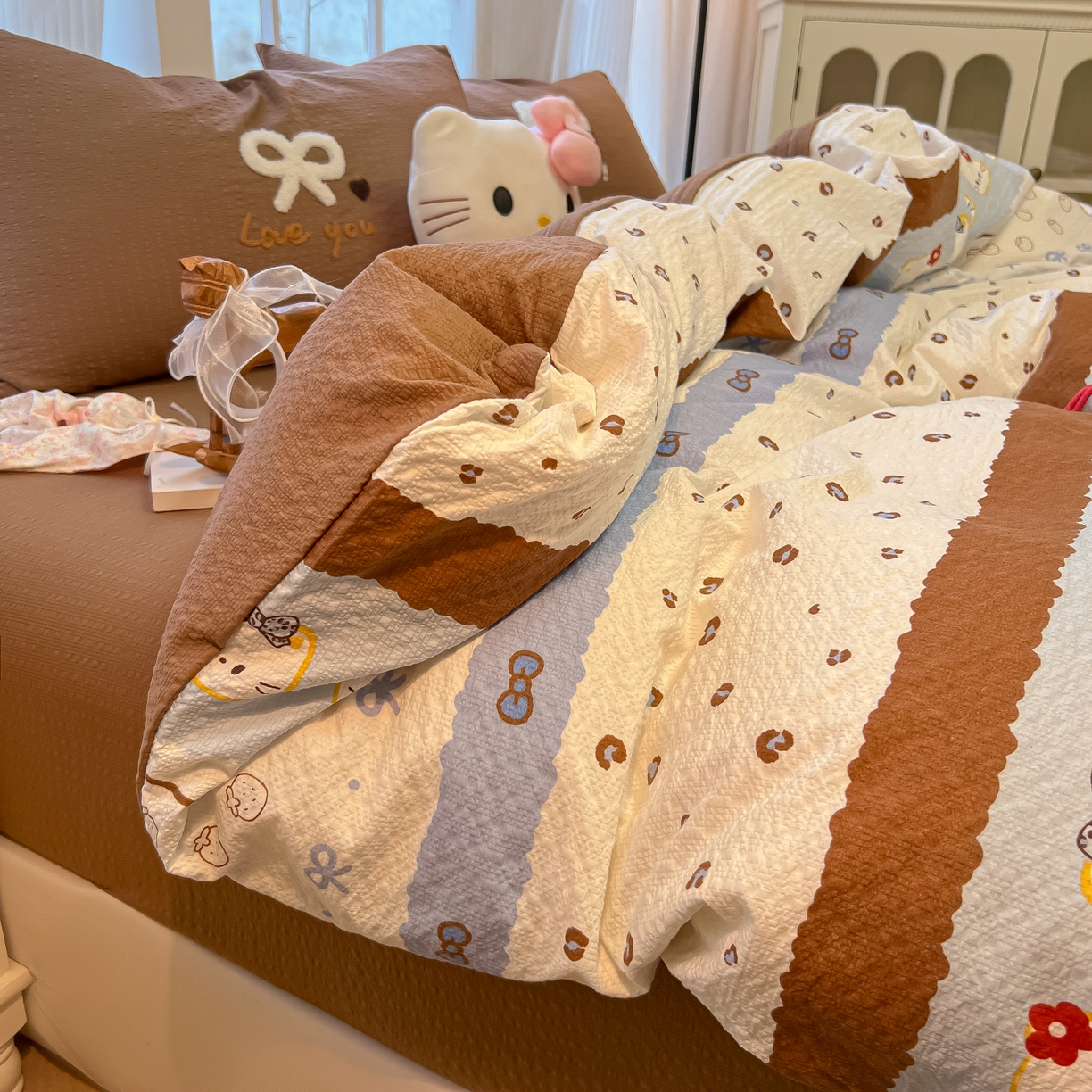 91家纺网 家纺一手货源 找家纺 韩巢家纺 2026新款泡芙纱费尔岛毛巾绣四件套 可可小猫条-毛巾绣