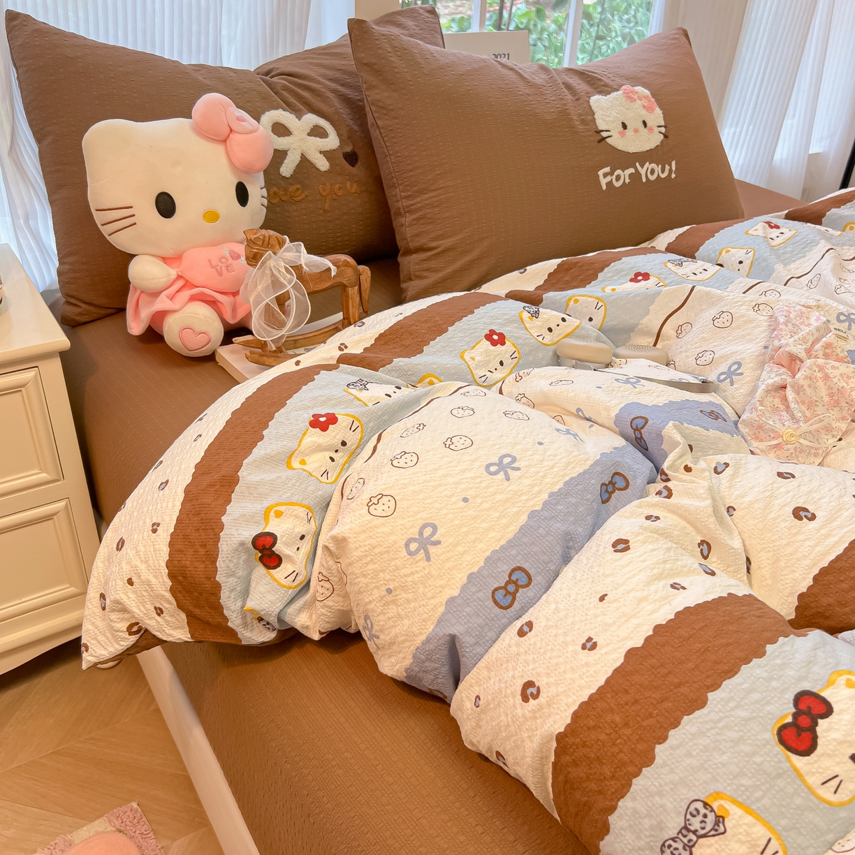 91家纺网 家纺一手货源 找家纺 韩巢家纺 2026新款泡芙纱费尔岛毛巾绣四件套 可可小猫条-毛巾绣