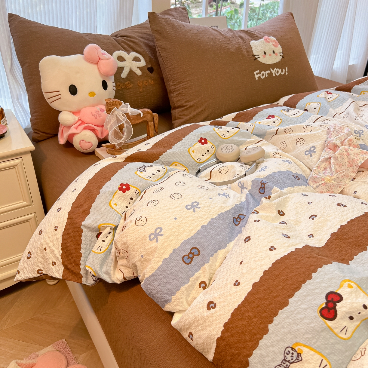 91家纺网 家纺一手货源 找家纺 韩巢家纺 2026新款泡芙纱费尔岛毛巾绣四件套 可可小猫条-毛巾绣