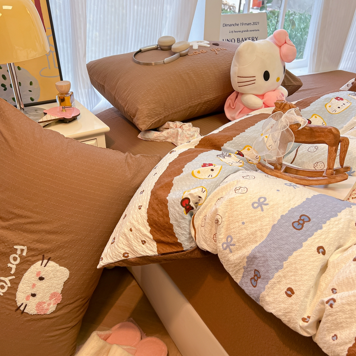 91家纺网 家纺一手货源 找家纺 韩巢家纺 2026新款泡芙纱费尔岛毛巾绣四件套 可可小猫条-毛巾绣