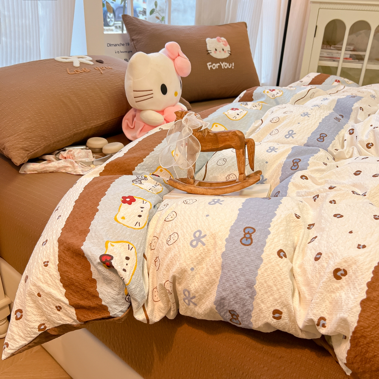 91家纺网 家纺一手货源 找家纺 韩巢家纺 2026新款泡芙纱费尔岛毛巾绣四件套 可可小猫条-毛巾绣