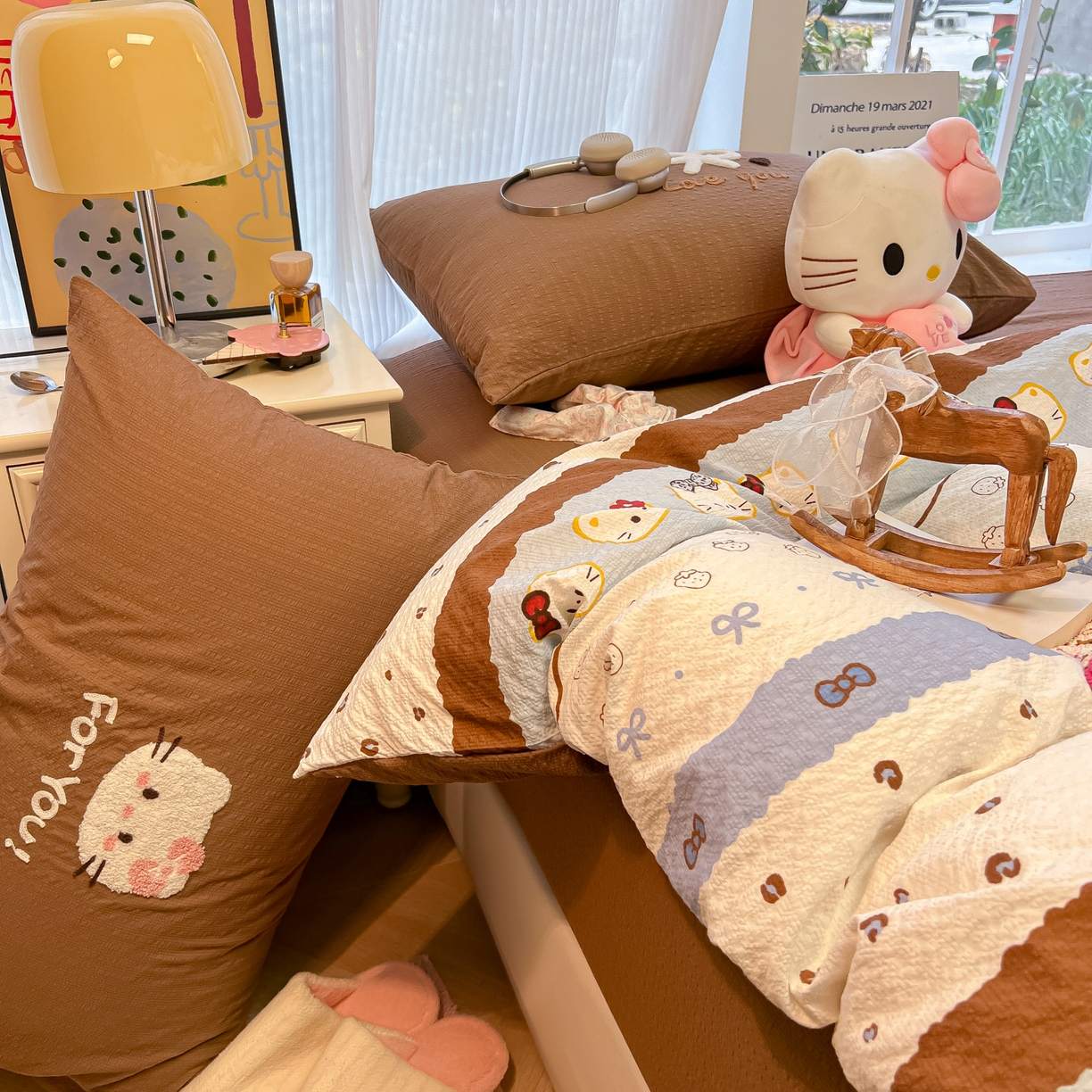 91家纺网 家纺一手货源 找家纺 韩巢家纺 2026新款泡芙纱费尔岛毛巾绣四件套 可可小猫条-毛巾绣