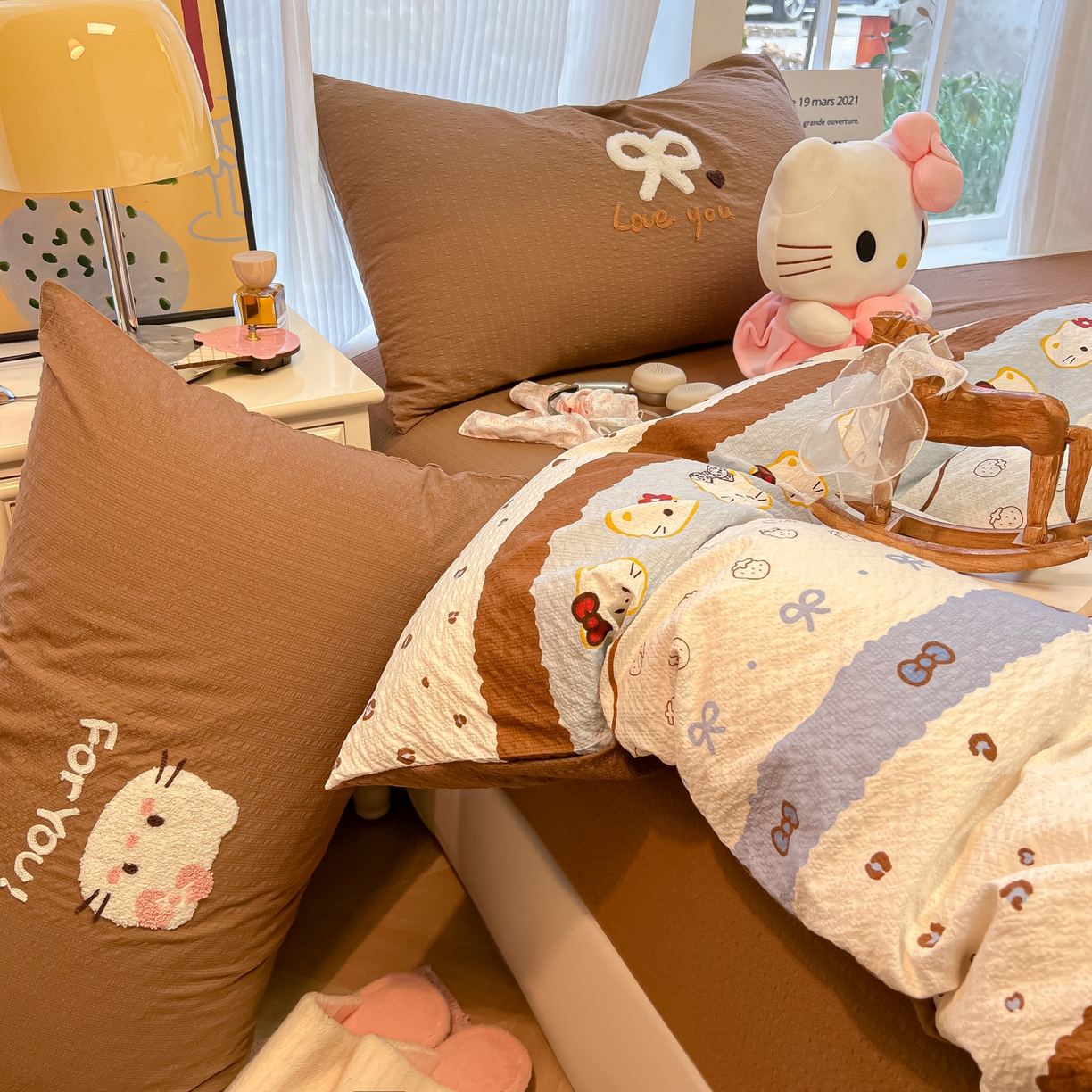 91家纺网 家纺一手货源 找家纺 韩巢家纺 2026新款泡芙纱费尔岛毛巾绣四件套 可可小猫条-毛巾绣