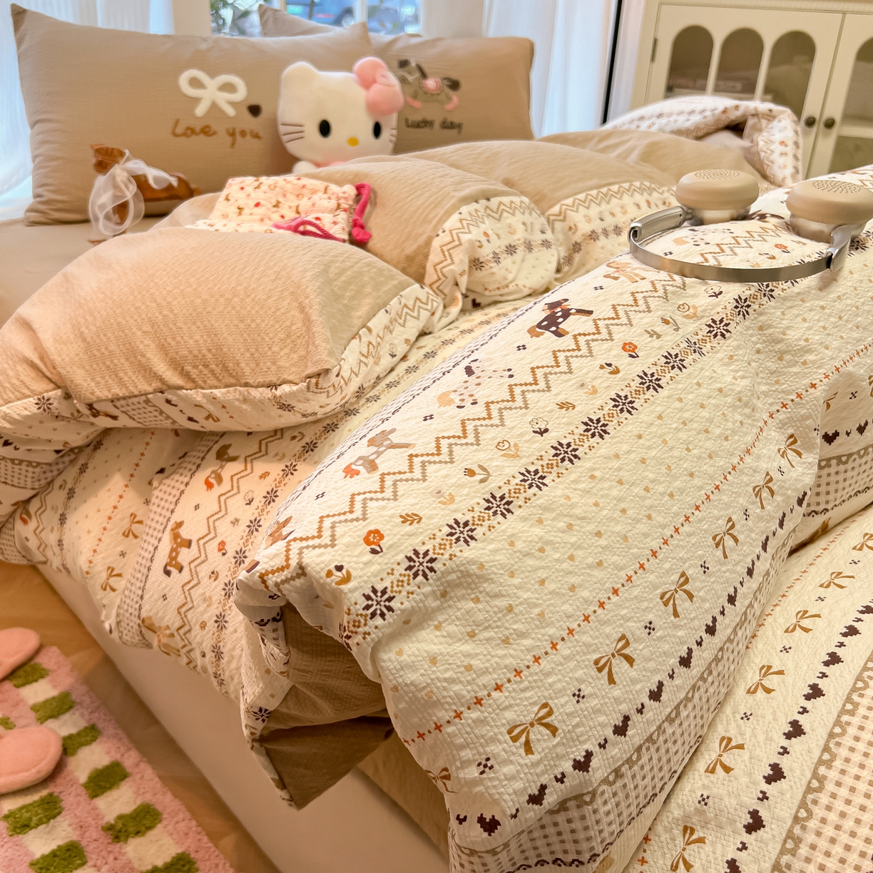 91家纺网 家纺一手货源 找家纺 韩巢家纺 2026新款泡芙纱费尔岛毛巾绣四件套 栗色木马纹-毛巾绣