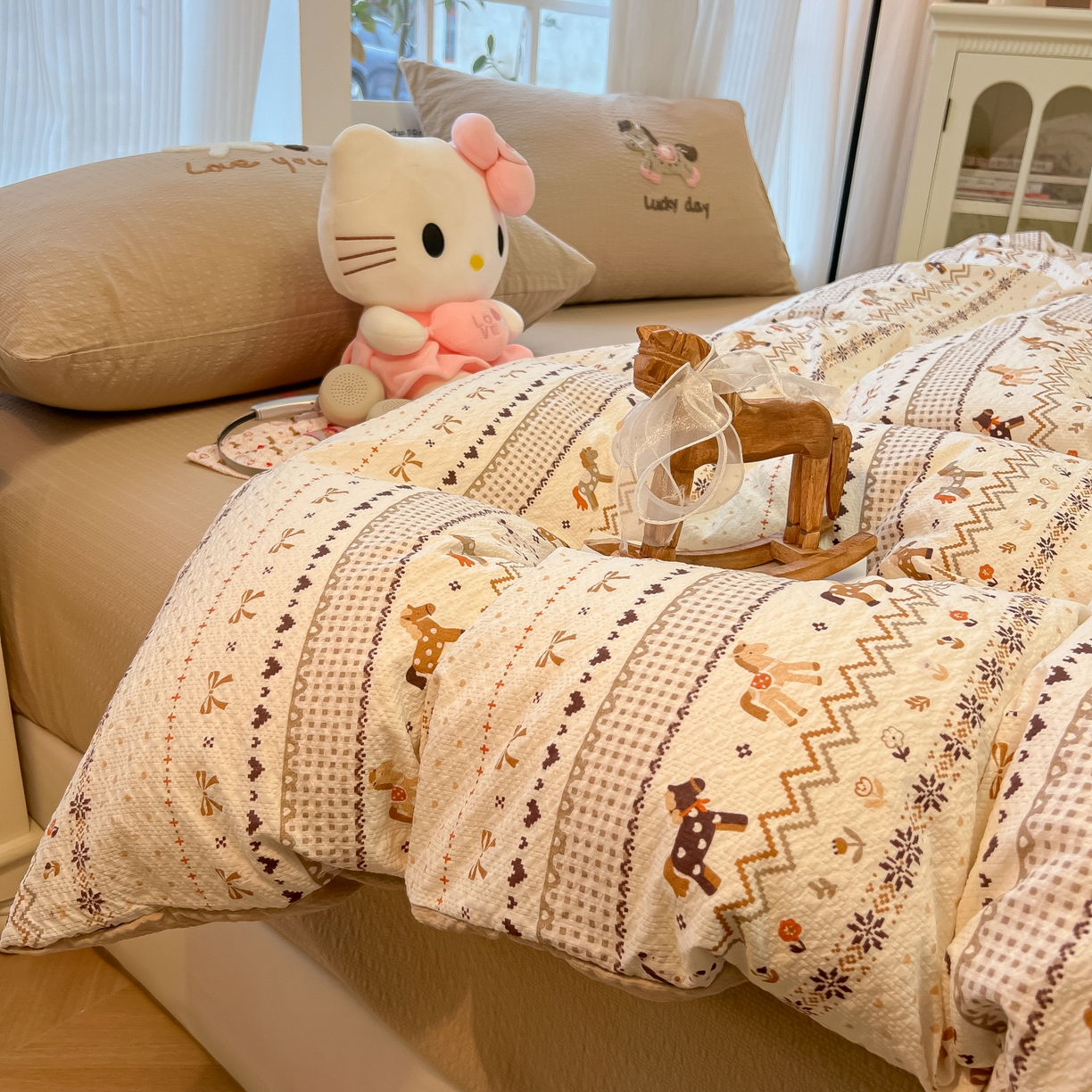 91家纺网 家纺一手货源 找家纺 韩巢家纺 2026新款泡芙纱费尔岛毛巾绣四件套 栗色木马纹-毛巾绣