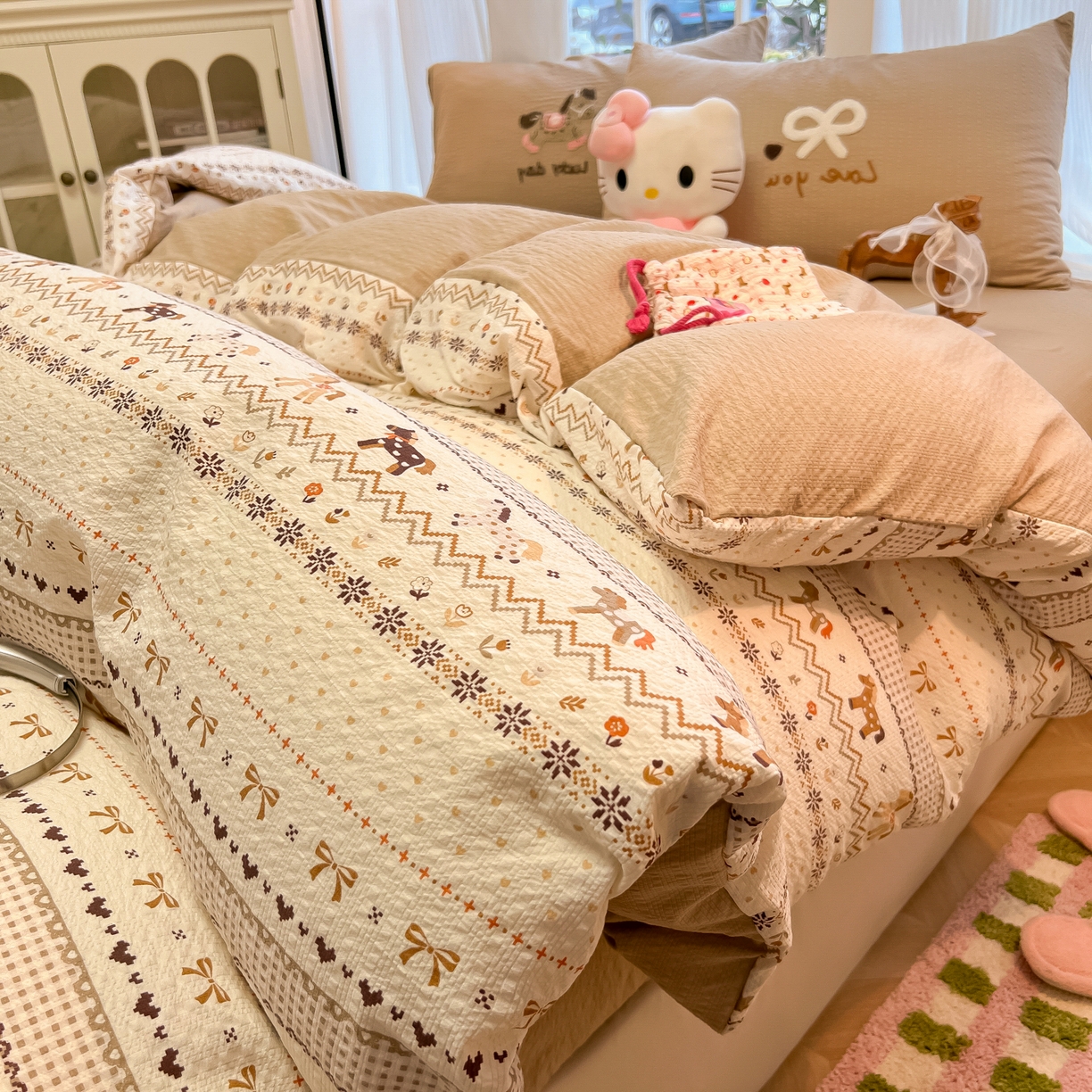 91家纺网 家纺一手货源 找家纺 韩巢家纺 2026新款泡芙纱费尔岛毛巾绣四件套 栗色木马纹-毛巾绣