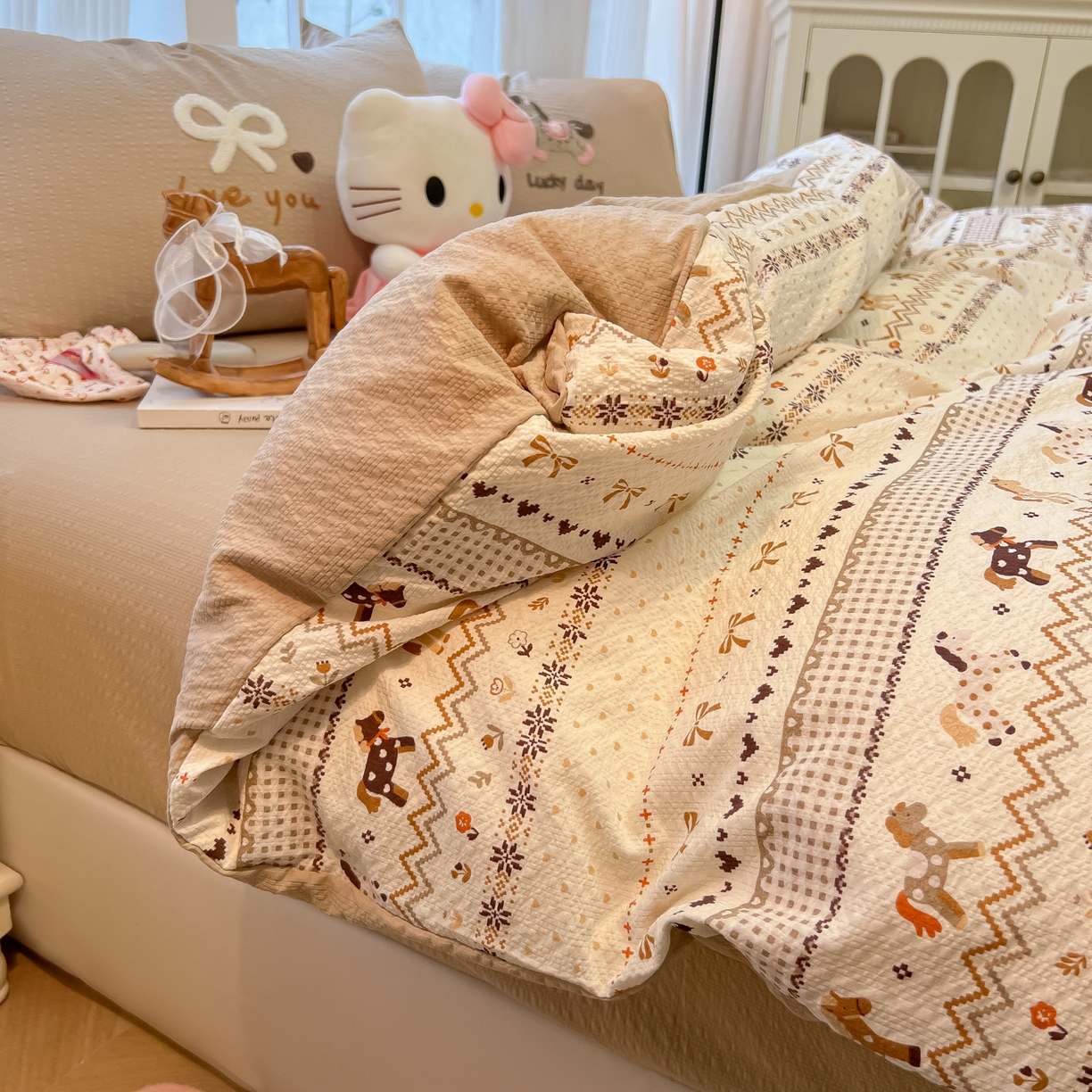 91家纺网 家纺一手货源 找家纺 韩巢家纺 2026新款泡芙纱费尔岛毛巾绣四件套 栗色木马纹-毛巾绣