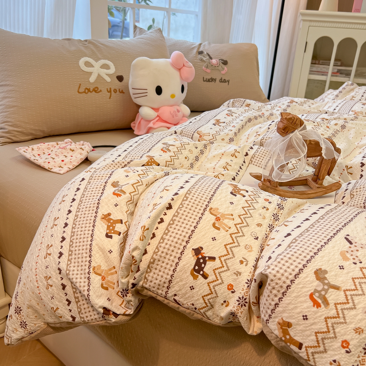 91家纺网 家纺一手货源 找家纺 韩巢家纺 2026新款泡芙纱费尔岛毛巾绣四件套 栗色木马纹-毛巾绣