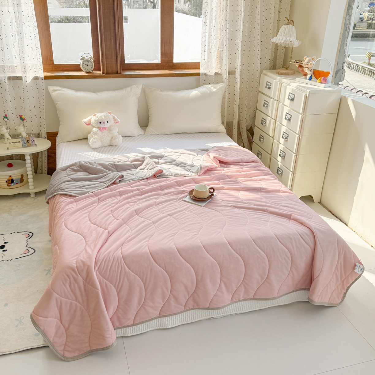 91家纺网 家纺一手货源 找家纺 默忆 2026春夏新款绗缝冰激凌凉感丝夏被夏凉被空调被 粉玉灰