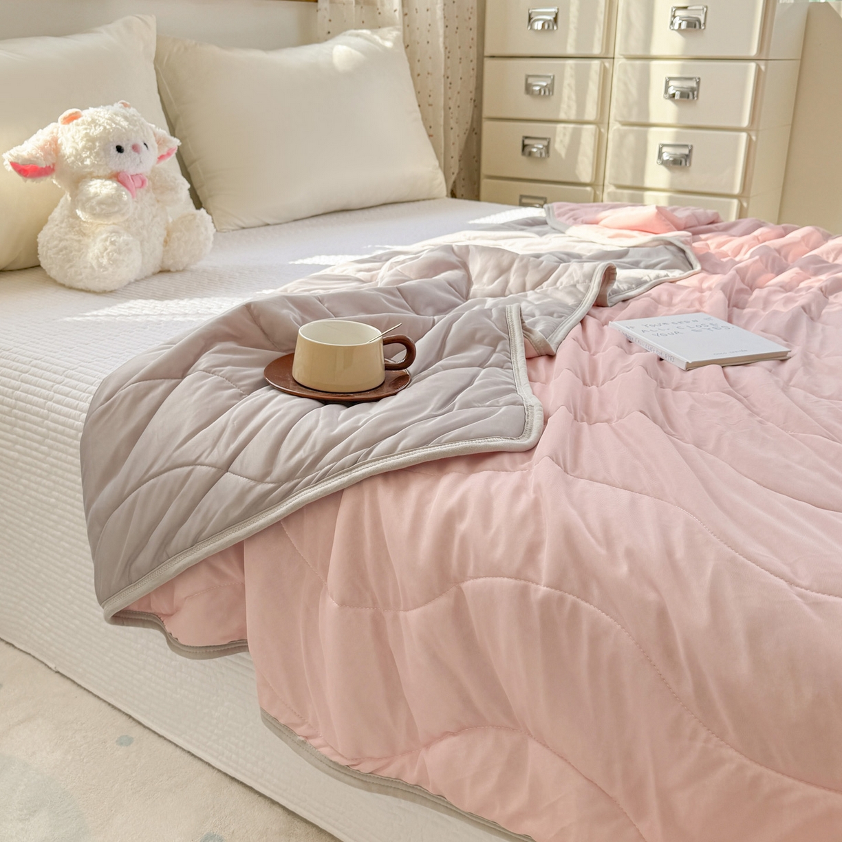 91家纺网 家纺一手货源 找家纺 默忆 2026春夏新款绗缝冰激凌凉感丝夏被夏凉被空调被 粉玉灰