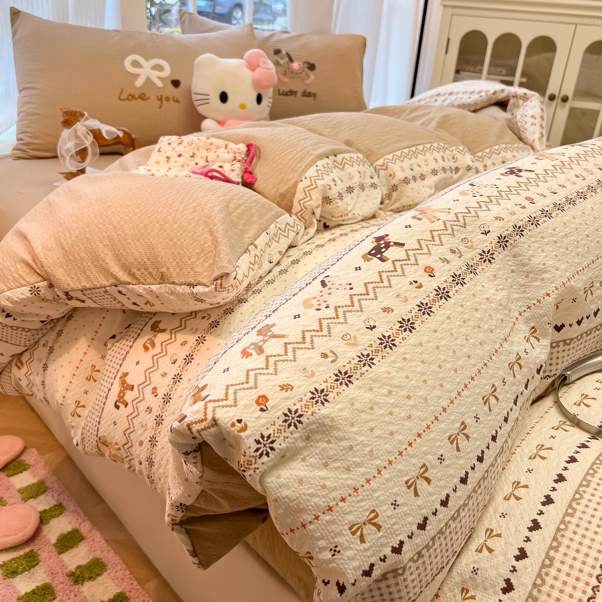 91家纺网 家纺一手货源 找家纺 韩巢家纺 2026新款泡芙纱费尔岛毛巾绣四件套 栗色木马纹-毛巾绣