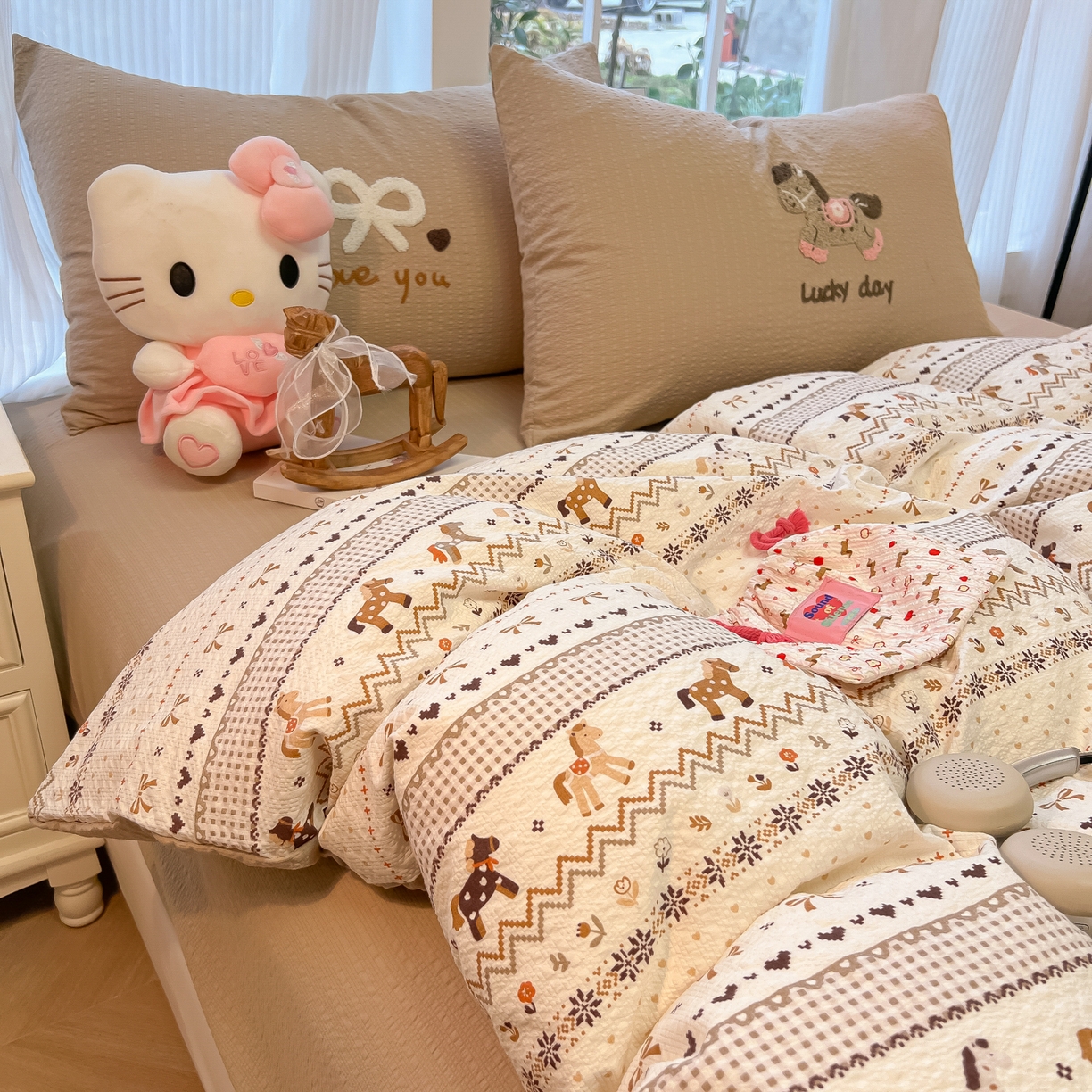 91家纺网 家纺一手货源 找家纺 韩巢家纺 2026新款泡芙纱费尔岛毛巾绣四件套 栗色木马纹-毛巾绣