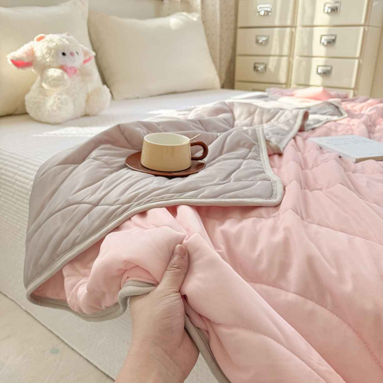 91家纺网 家纺一手货源 找家纺 默忆 2026春夏新款绗缝冰激凌凉感丝夏被夏凉被空调被 粉玉灰