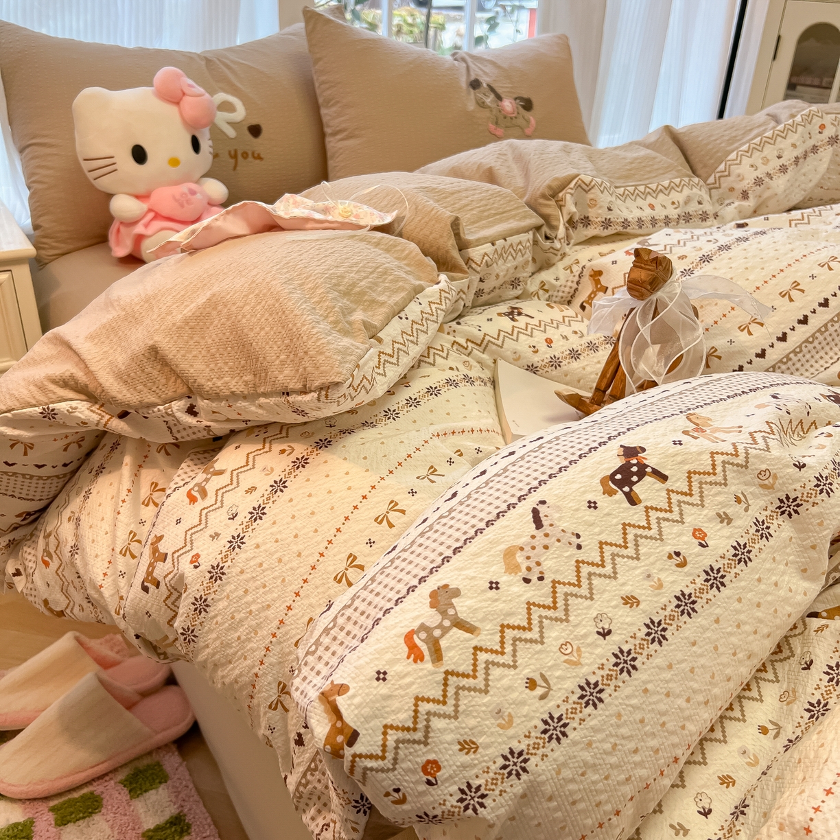 91家纺网 家纺一手货源 找家纺 韩巢家纺 2026新款泡芙纱费尔岛毛巾绣四件套 栗色木马纹-毛巾绣