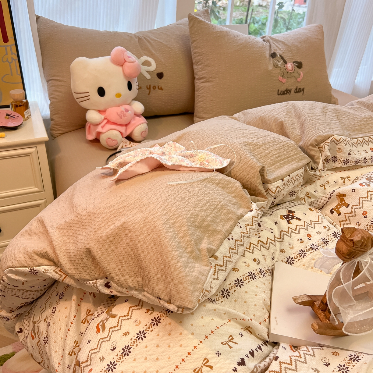 91家纺网 家纺一手货源 找家纺 韩巢家纺 2026新款泡芙纱费尔岛毛巾绣四件套 栗色木马纹-毛巾绣