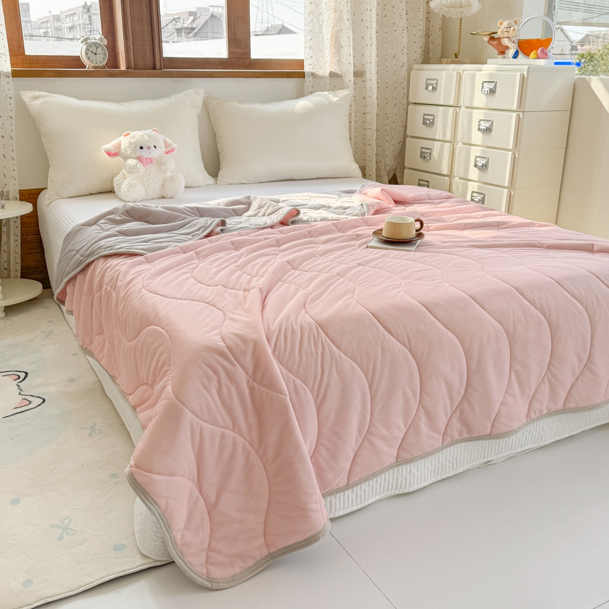 91家纺网 家纺一手货源 找家纺 默忆 2026春夏新款绗缝冰激凌凉感丝夏被夏凉被空调被 粉玉灰