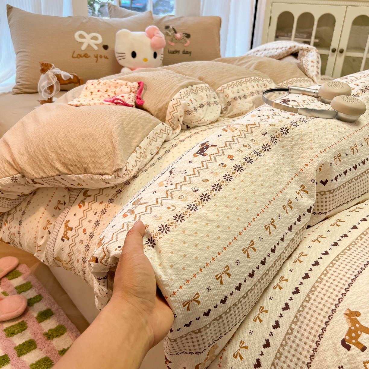 91家纺网 家纺一手货源 找家纺 韩巢家纺 2026新款泡芙纱费尔岛毛巾绣四件套 栗色木马纹-毛巾绣