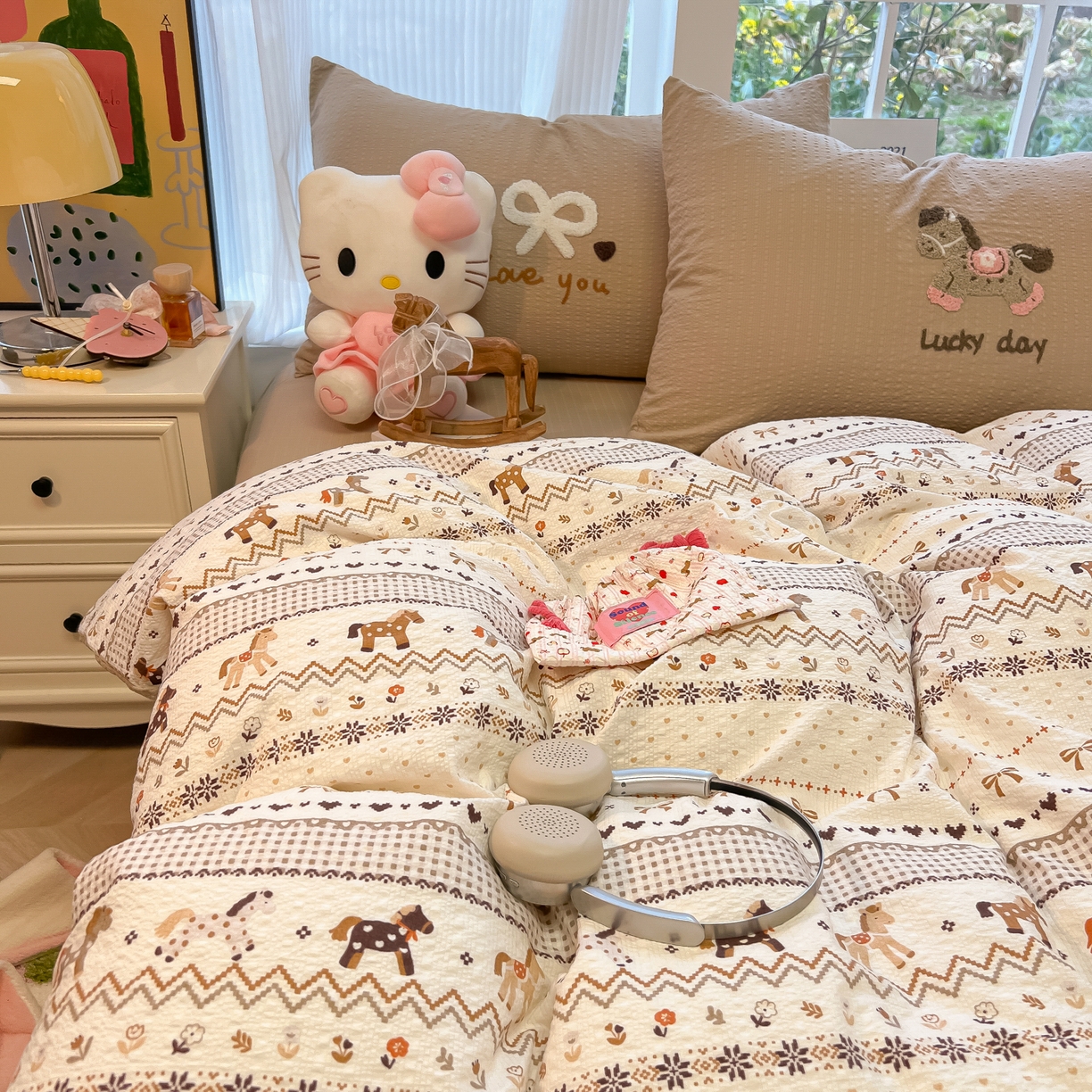 91家纺网 家纺一手货源 找家纺 韩巢家纺 2026新款泡芙纱费尔岛毛巾绣四件套 栗色木马纹-毛巾绣