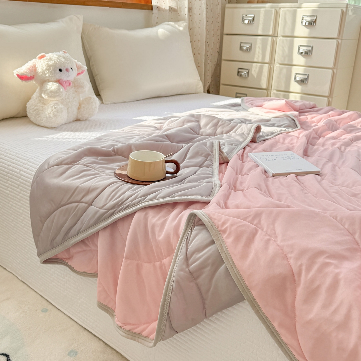 91家纺网 家纺一手货源 找家纺 默忆 2026春夏新款绗缝冰激凌凉感丝夏被夏凉被空调被 粉玉灰