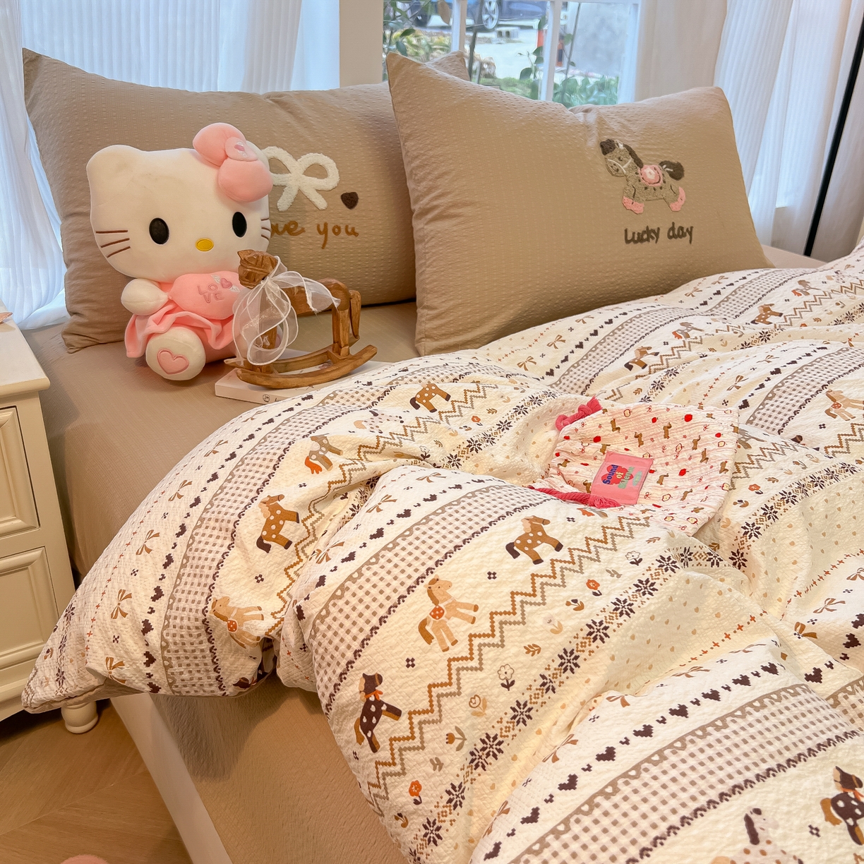 91家纺网 家纺一手货源 找家纺 韩巢家纺 2026新款泡芙纱费尔岛毛巾绣四件套 栗色木马纹-毛巾绣