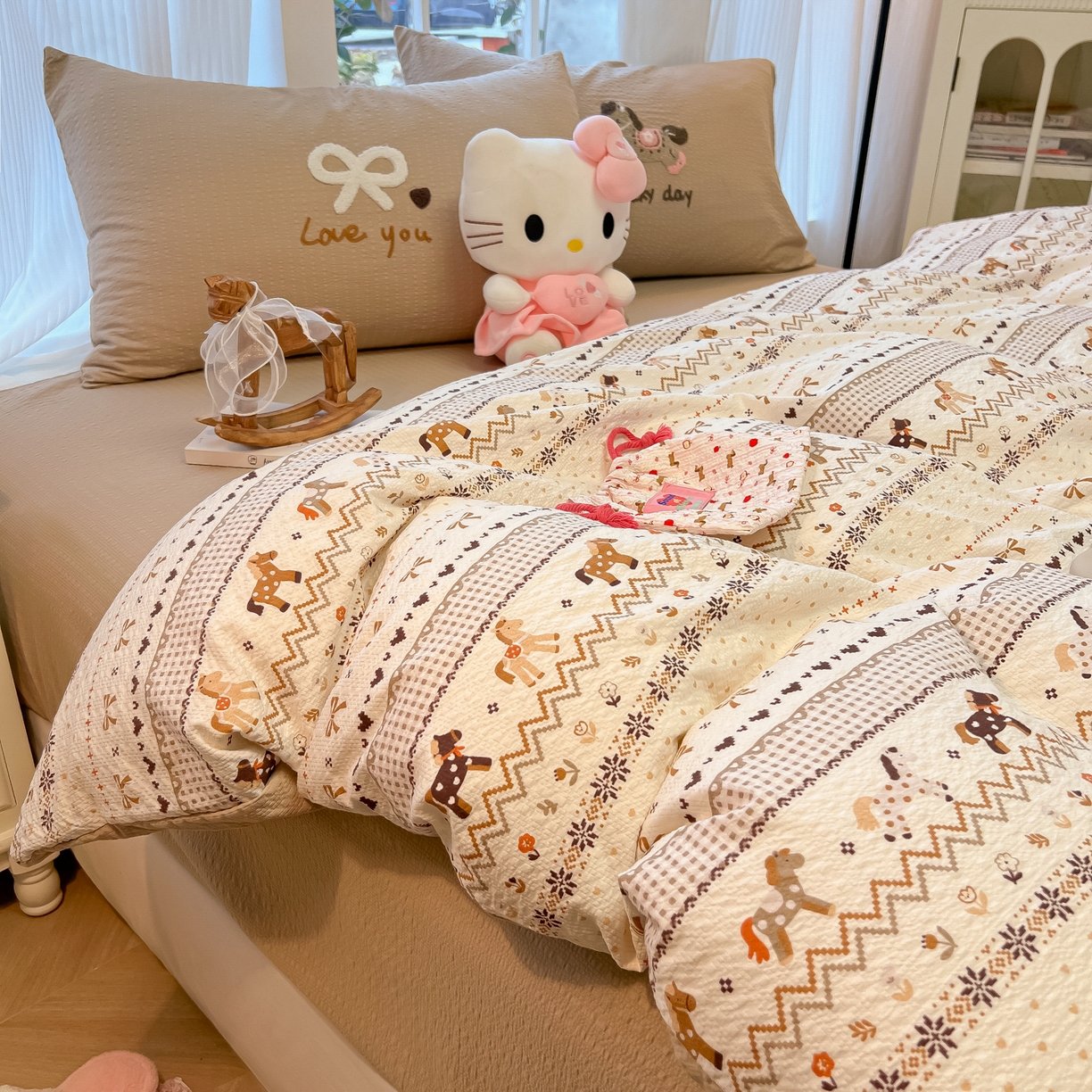 91家纺网 家纺一手货源 找家纺 韩巢家纺 2026新款泡芙纱费尔岛毛巾绣四件套 栗色木马纹-毛巾绣