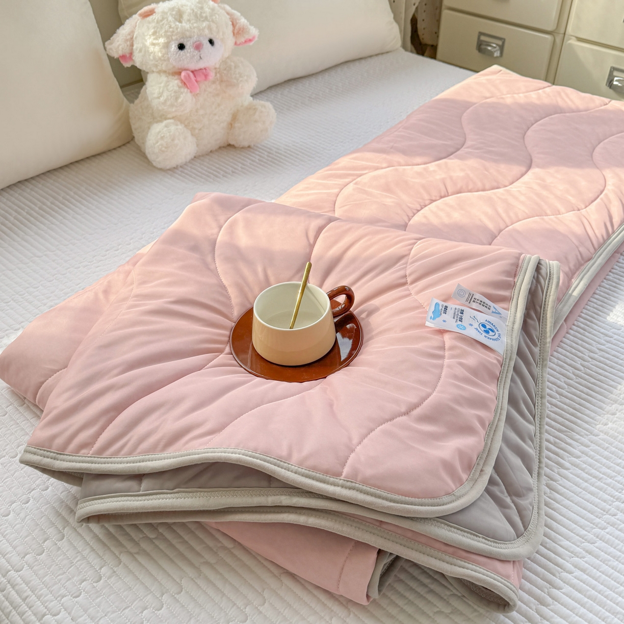 91家纺网 家纺一手货源 找家纺 默忆 2026春夏新款绗缝冰激凌凉感丝夏被夏凉被空调被 粉玉灰