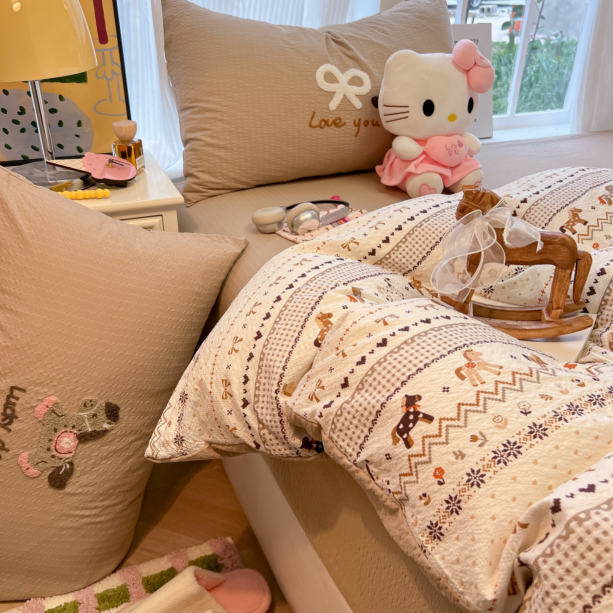 91家纺网 家纺一手货源 找家纺 韩巢家纺 2026新款泡芙纱费尔岛毛巾绣四件套 栗色木马纹-毛巾绣