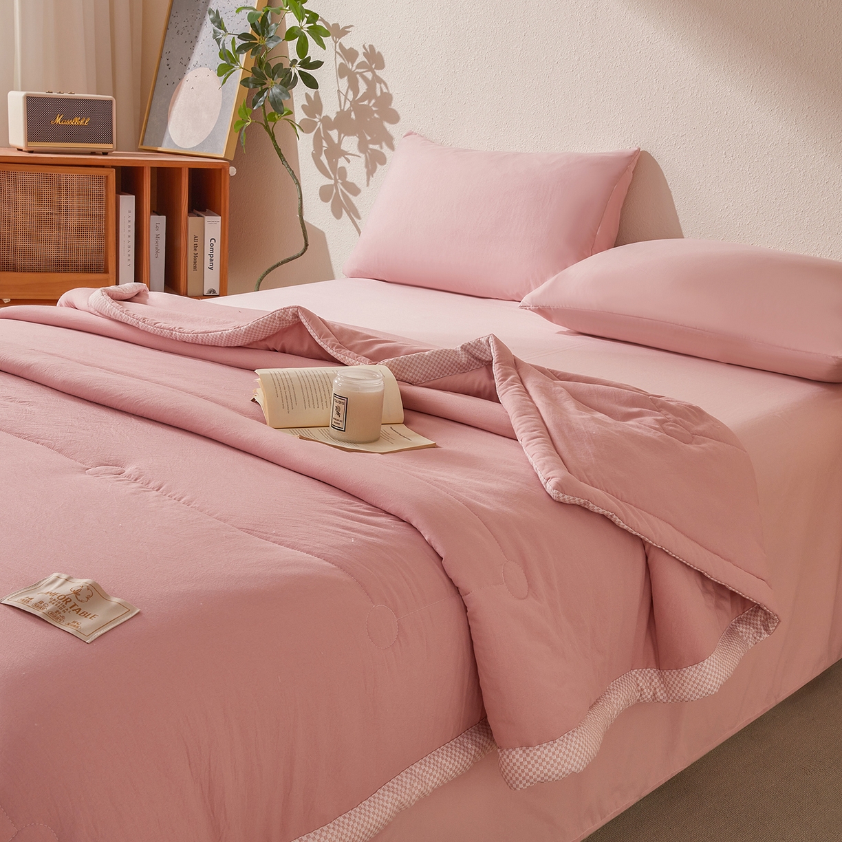 91家纺网 家纺一手货源 找家纺 罗布斯 2026新款高克重纯色简约风小清新花卉风水洗棉空调被夏被100%新疆棉花夏凉被（买家秀加微) 豆沙粉