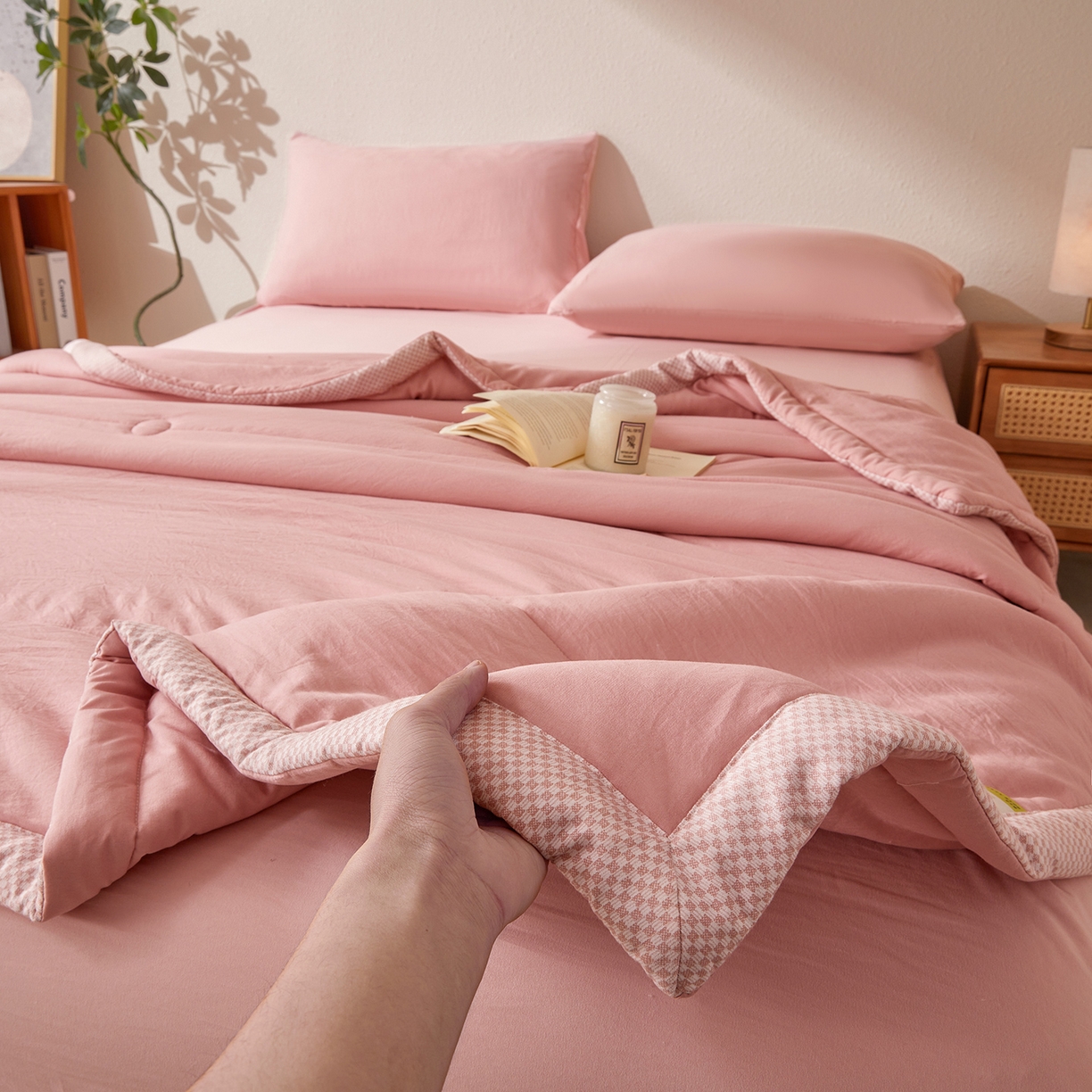 91家纺网 家纺一手货源 找家纺 罗布斯 2026新款高克重纯色简约风小清新花卉风水洗棉空调被夏被100%新疆棉花夏凉被（买家秀加微) 豆沙粉