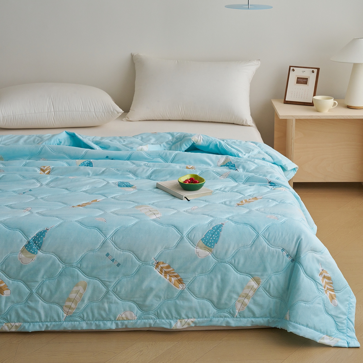 91家纺网 家纺一手货源 找家纺 悦织湾家纺 2026新款超声波夏被亲肤绒夏凉被芦荟棉夏季被子批发供货赠品礼品被便宜夏被空调被 羽纷飞