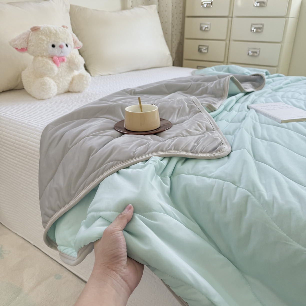 91家纺网 家纺一手货源 找家纺 默忆 2026春夏新款绗缝冰激凌凉感丝夏被夏凉被空调被 橄榄绿