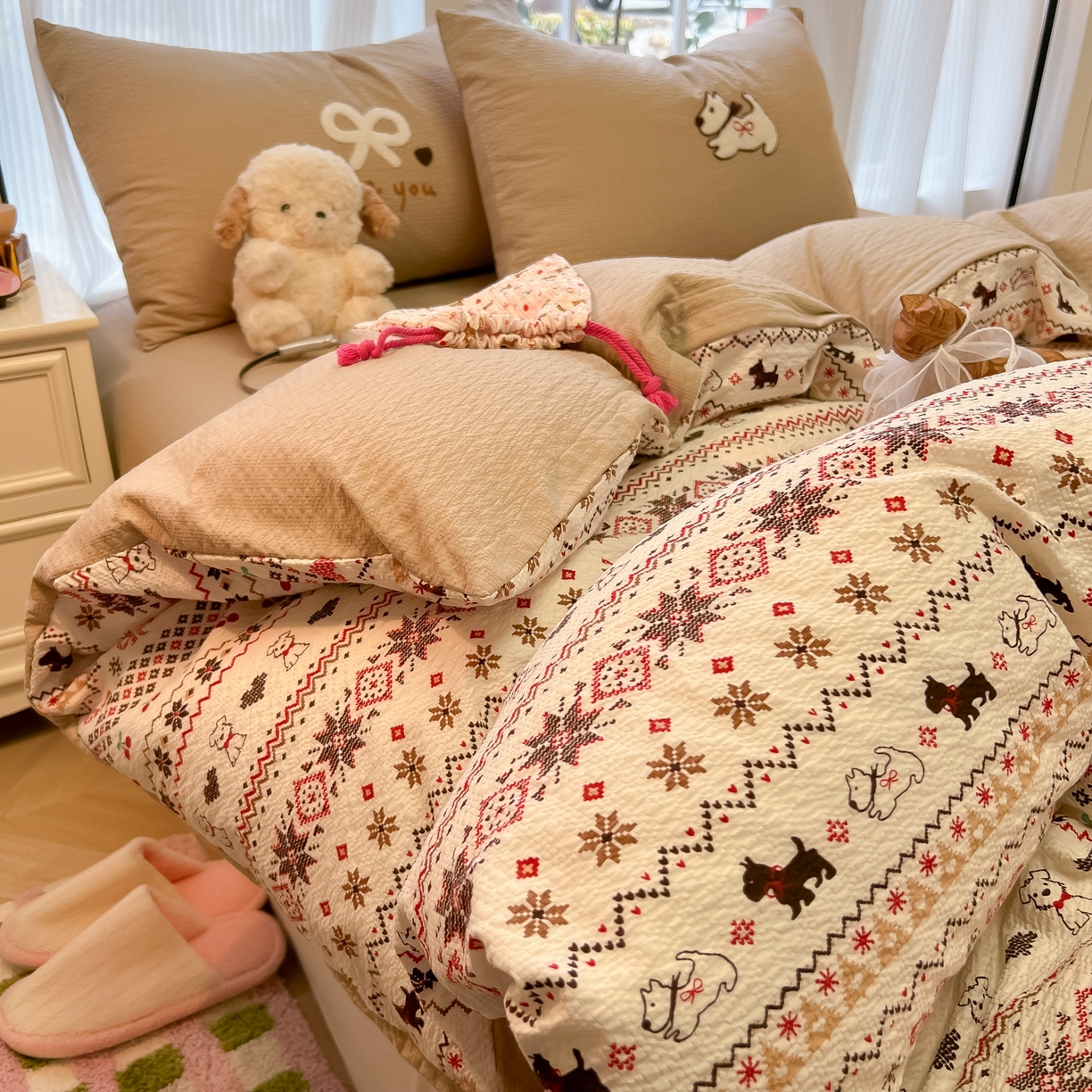 91家纺网 家纺一手货源 找家纺 韩巢家纺 2026新款泡芙纱费尔岛毛巾绣四件套 萌物条条-毛巾绣