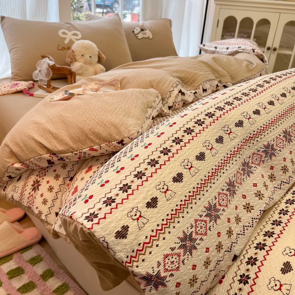 91家纺网 家纺一手货源 找家纺 韩巢家纺 2026新款泡芙纱费尔岛毛巾绣四件套 萌物条条-毛巾绣