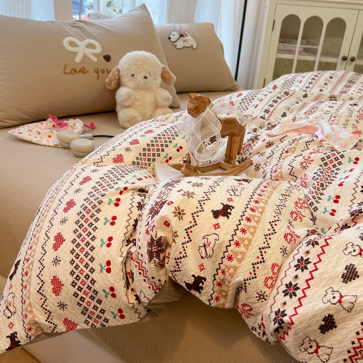 91家纺网 家纺一手货源 找家纺 韩巢家纺 2026新款泡芙纱费尔岛毛巾绣四件套 萌物条条-毛巾绣