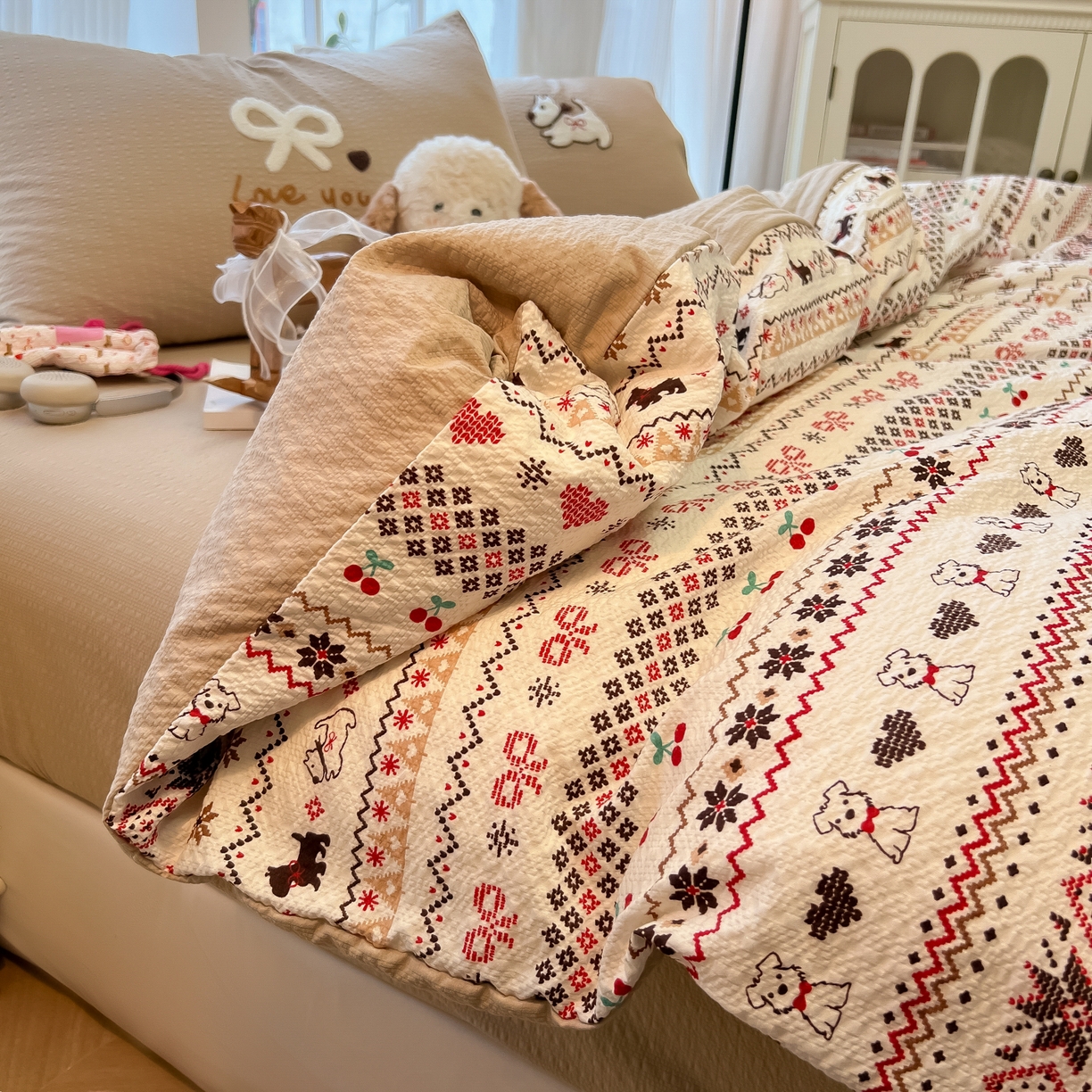 91家纺网 家纺一手货源 找家纺 韩巢家纺 2026新款泡芙纱费尔岛毛巾绣四件套 萌物条条-毛巾绣