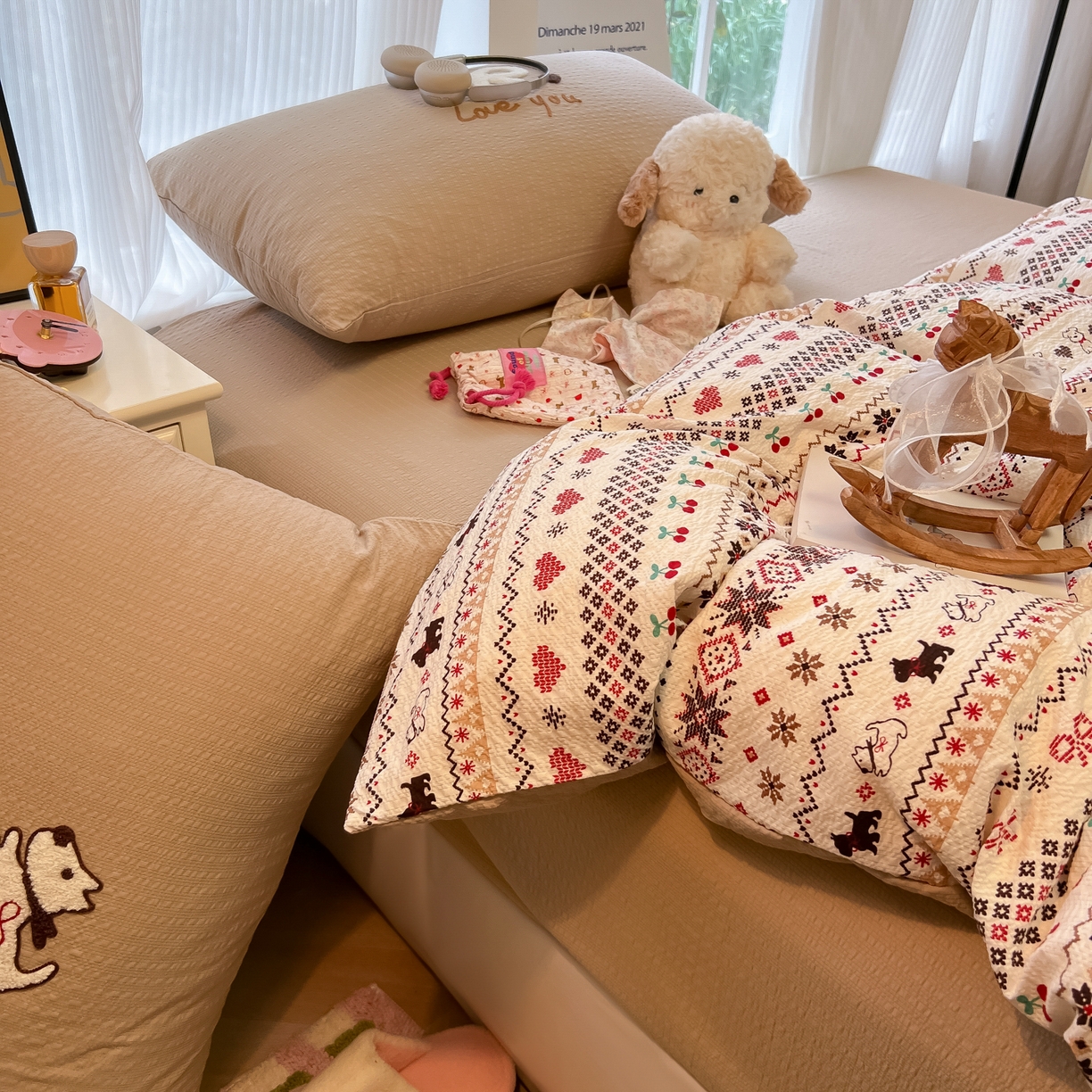 91家纺网 家纺一手货源 找家纺 韩巢家纺 2026新款泡芙纱费尔岛毛巾绣四件套 萌物条条-毛巾绣