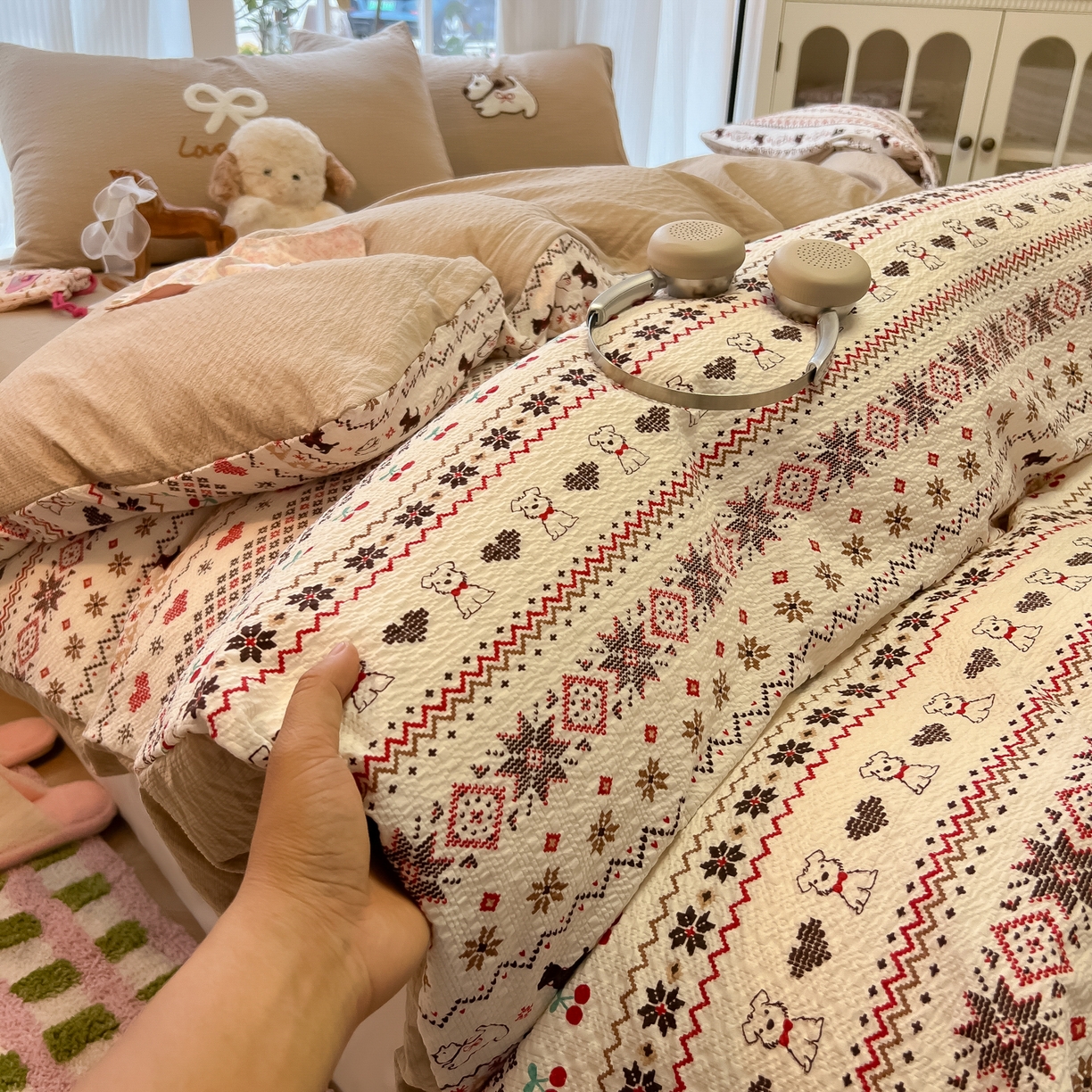 91家纺网 家纺一手货源 找家纺 韩巢家纺 2026新款泡芙纱费尔岛毛巾绣四件套 萌物条条-毛巾绣