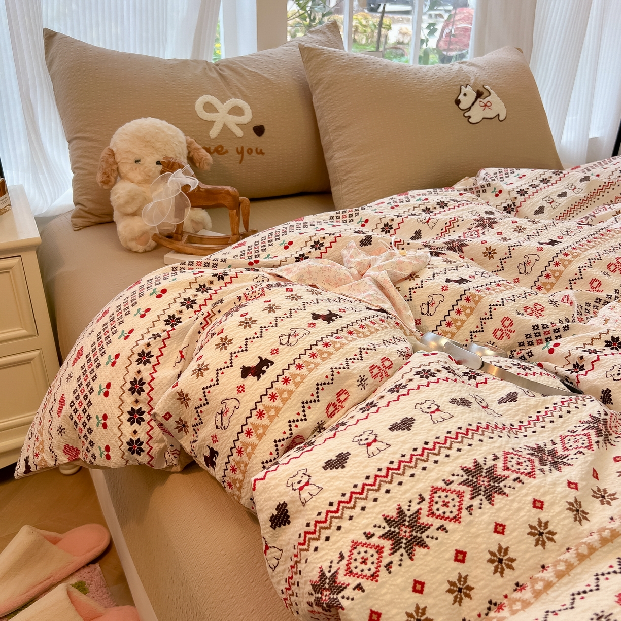 91家纺网 家纺一手货源 找家纺 韩巢家纺 2026新款泡芙纱费尔岛毛巾绣四件套 萌物条条-毛巾绣