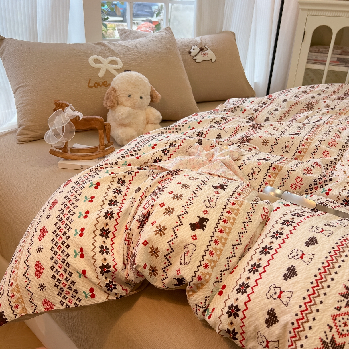 91家纺网 家纺一手货源 找家纺 韩巢家纺 2026新款泡芙纱费尔岛毛巾绣四件套 萌物条条-毛巾绣