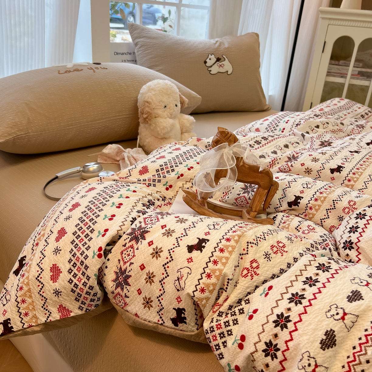 91家纺网 家纺一手货源 找家纺 韩巢家纺 2026新款泡芙纱费尔岛毛巾绣四件套 萌物条条-毛巾绣